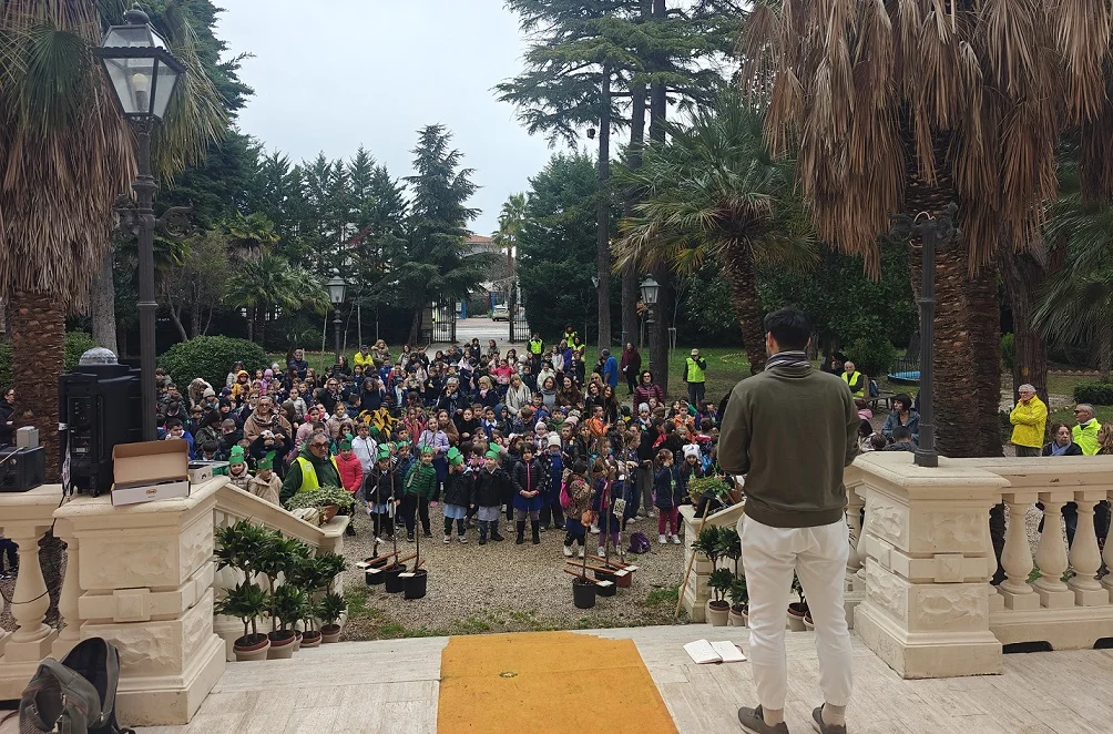 Giornata dell’Albero, oltre 300 bambini per la messa a dimora di piante a Roseto degli Abruzzi
