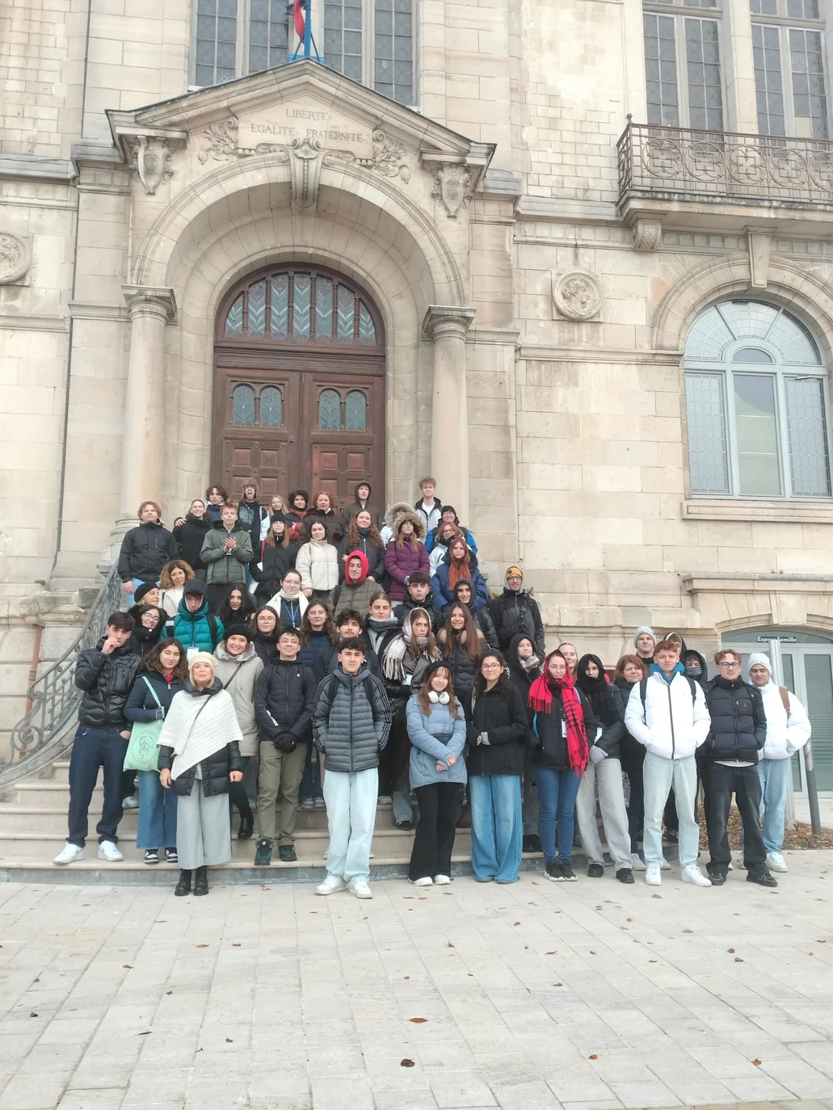 FOTO |Gli studenti del Convitto Delfico accolti in Francia al Municipio di Château-Thierry