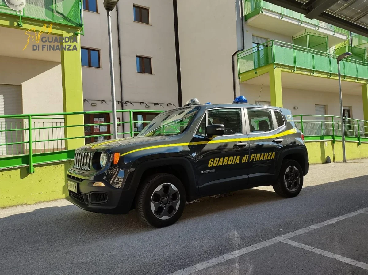 Cocaina, soldi e auto ma povero per il fisco: sequestrati beni e contanti