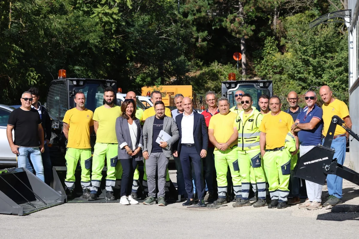 FOTO | Provincia di Teramo, tre nuove mini pale per la manutenzione delle strade