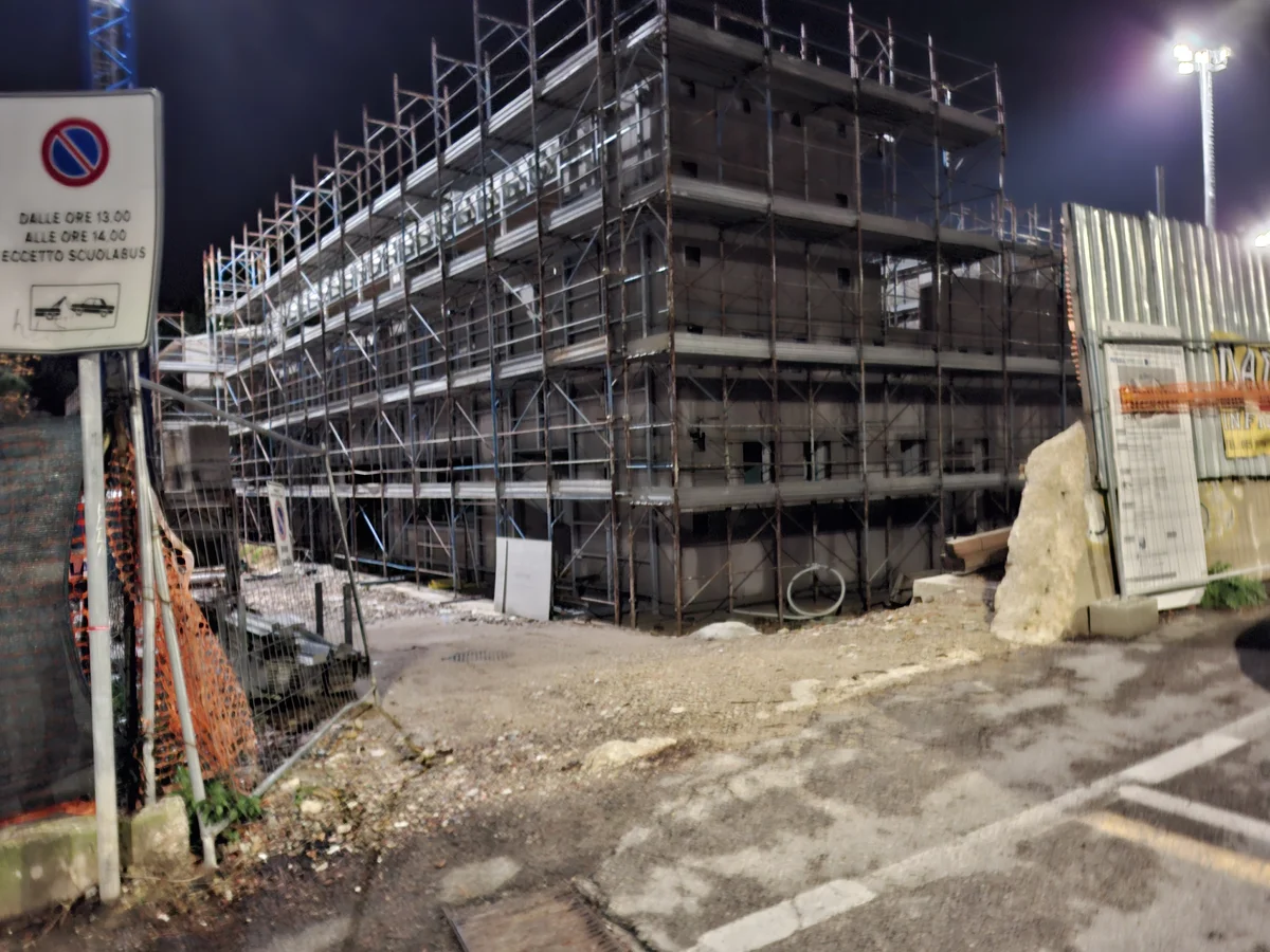 Nuova scuola primaria Mosciano, cancello del cantiere spalancato e nessuna sorveglianza