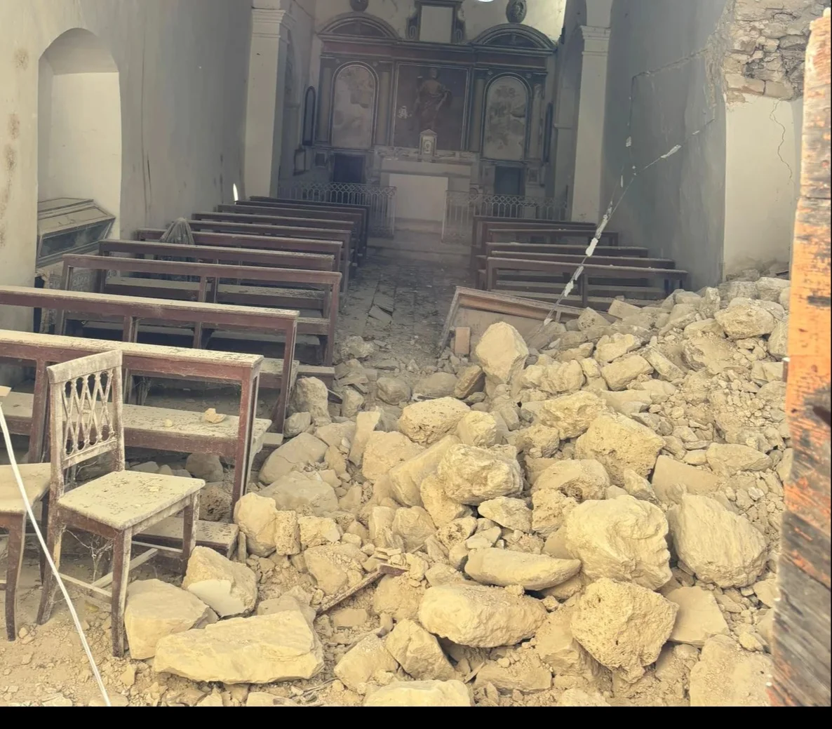 VIDEO e FOTO | Tossicia, salvate opere d'arte da una chiesa inagibile ed oggetto di nuovi crolli