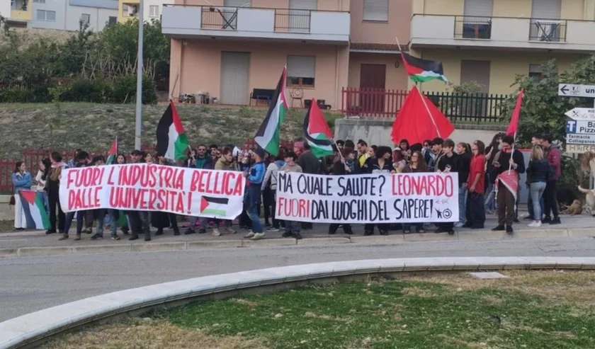 FOTO e VIDEO | Teramo, il presidio di Casa del Popolo ad Unite