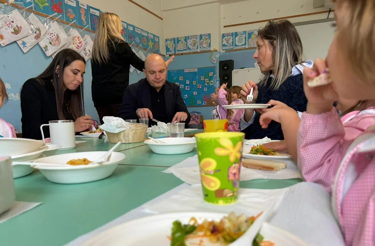 Pineto, sindaco e assessora a pranzo con i più piccoli