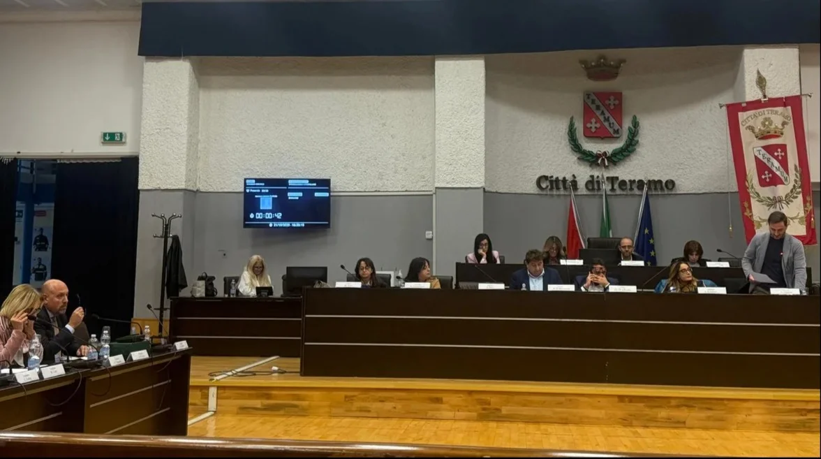Defibrillatori semiautomatici nei quartieri e nelle frazioni di Teramo, approvata la mozione