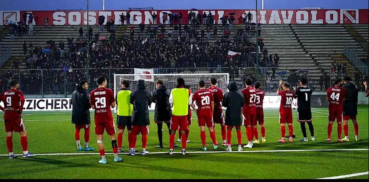 Calcio D/F, è corsa a 4 per il momento: Teramo è terzo davanti a 2.724 spettatori