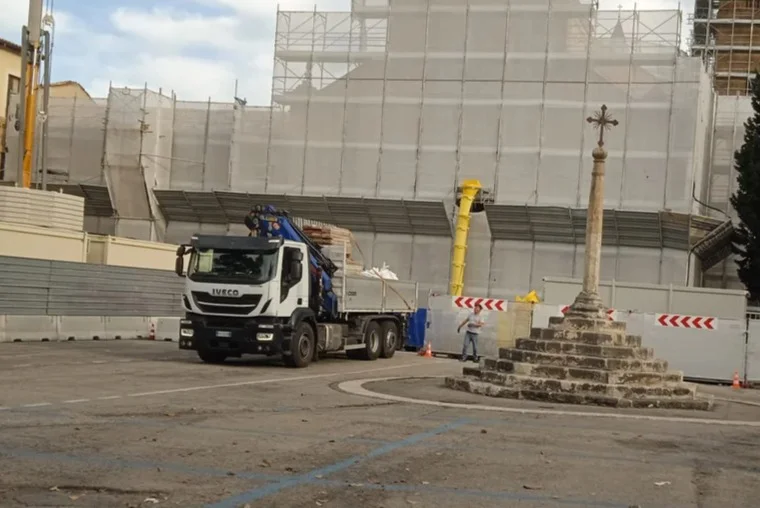 VIDEO | Cade dal cassone di un camion nel cantiere di Madonna delle Grazie a Teramo
