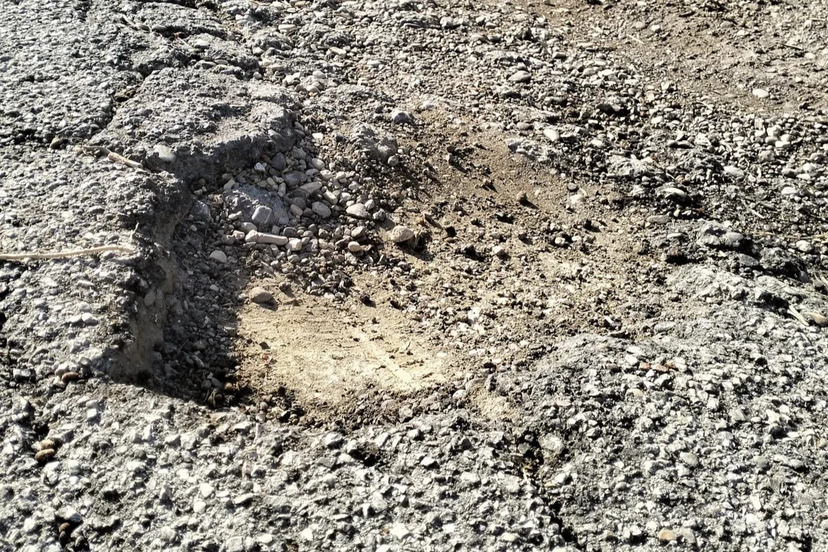 FOTO | Strada impraticabile nei pressi del cimitero di Mosciano, Lattanzi: nessun intervento previsto