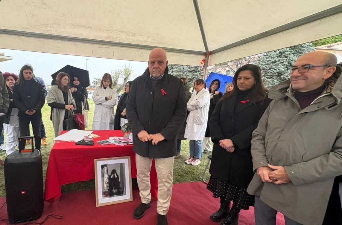 VIDEO | Giornata contro la violenza, la Asl di Teramo inaugura una panchina rossa a Casalena
