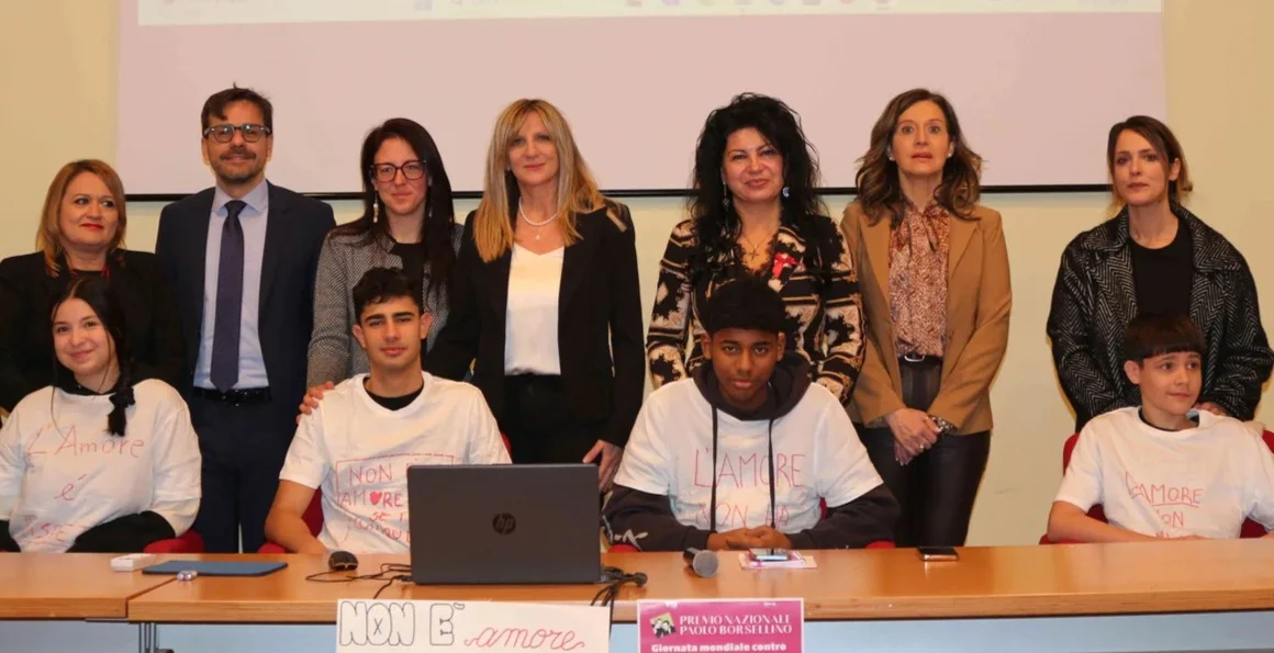 FOTO | Giornata contro la violenza sulle donne: studenti e istituzioni uniscono le voci