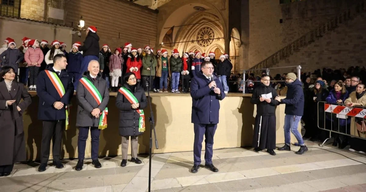 Abruzzo ad Assisi, il presepe di Castelli e l'albero dell'Aquila hanno aperto le celebrazioni del Natale