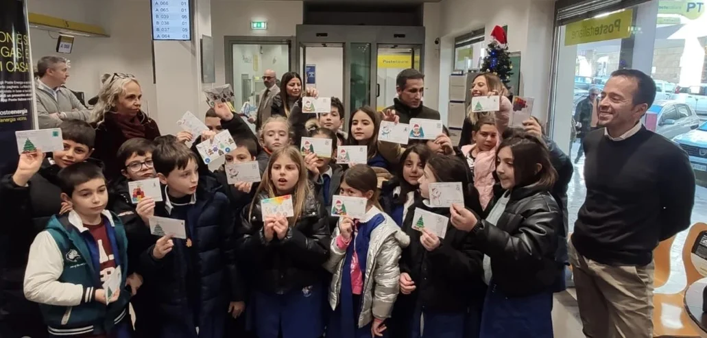 FOTO e VIDEO | Caro Babbo Natale… 21 piccoli scrittori in visita alle Poste di Teramo
