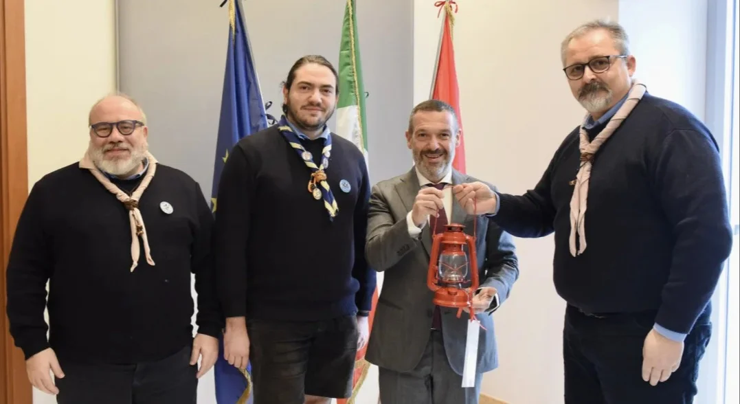 “Luce della Pace di Betlemme”, gli scout Agesci Abruzzo consegnano la lampada al presidente Sospiri