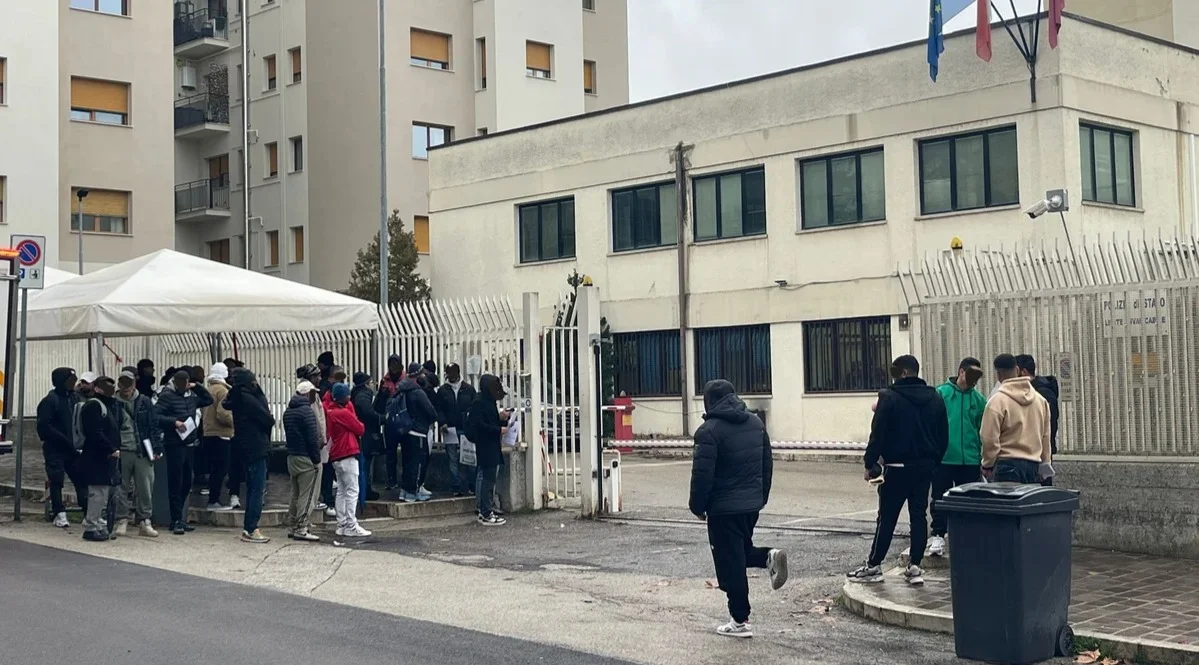 Inaccettabili i disagi davanti alla Questura di Teramo