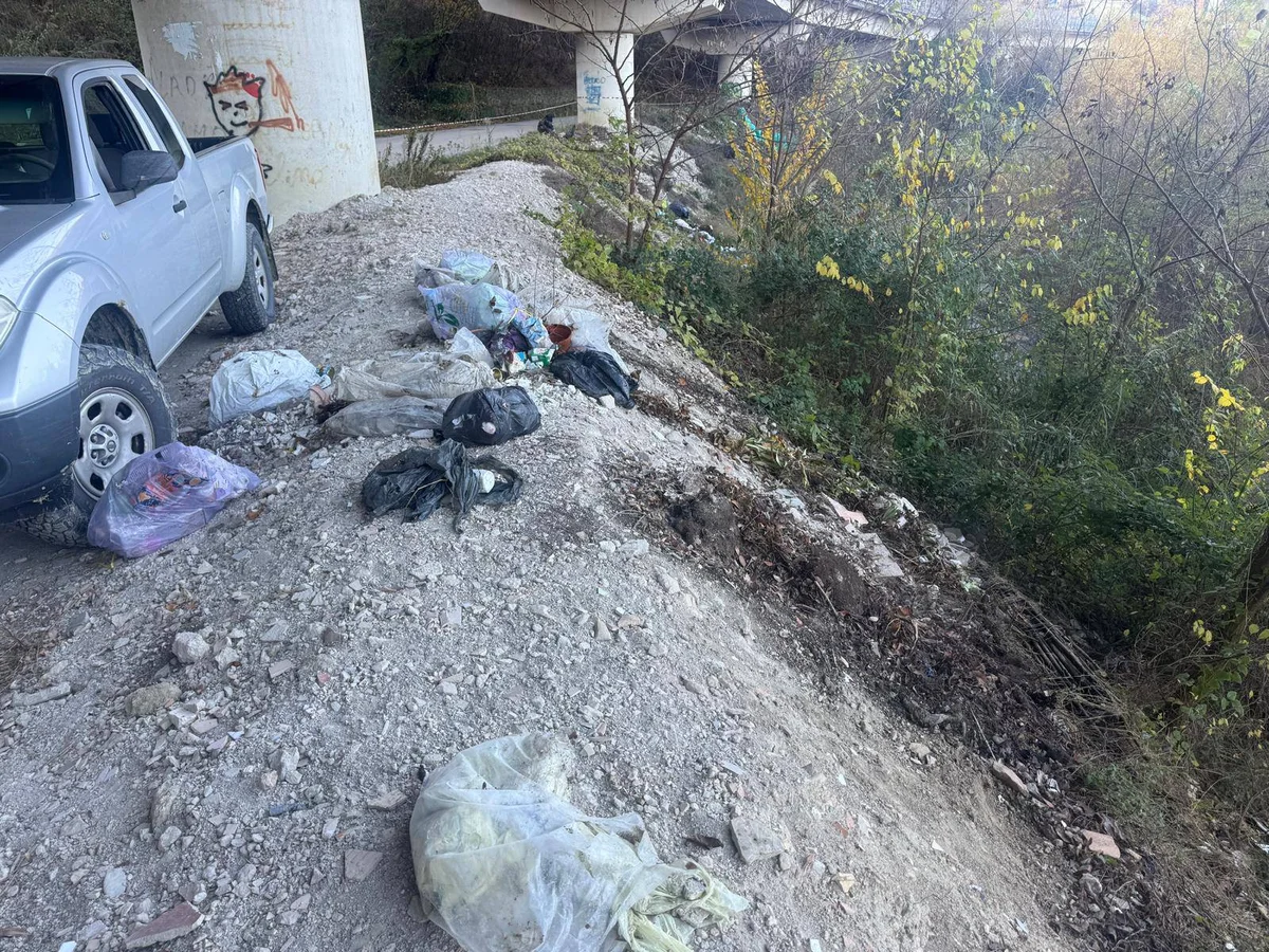 FOTO | Carapollo, rifiuti abbandonati nelle scarpate. Via alla bonifica