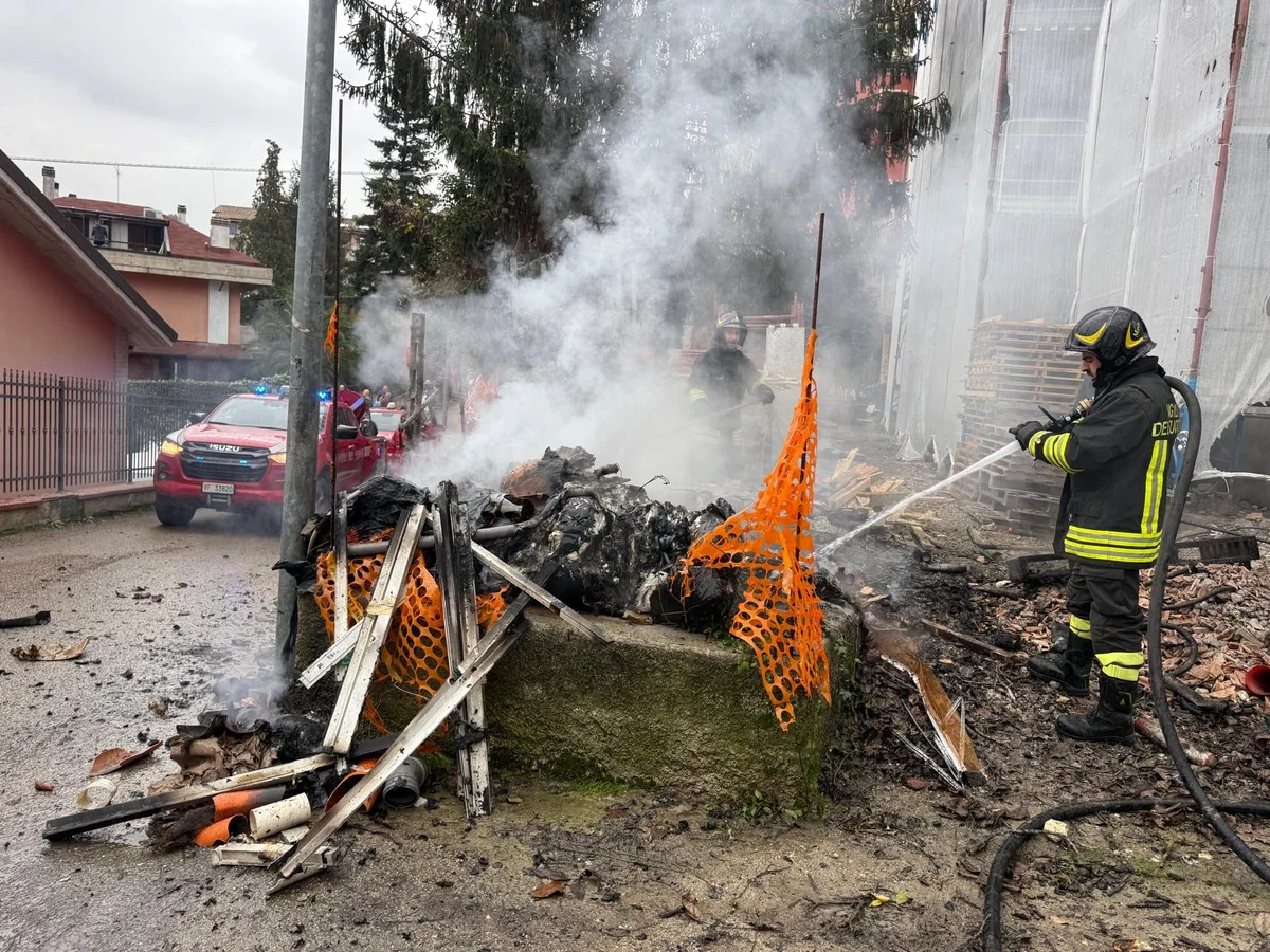 FOTO | Incendio in un cantiere del superbonus a Teramo
