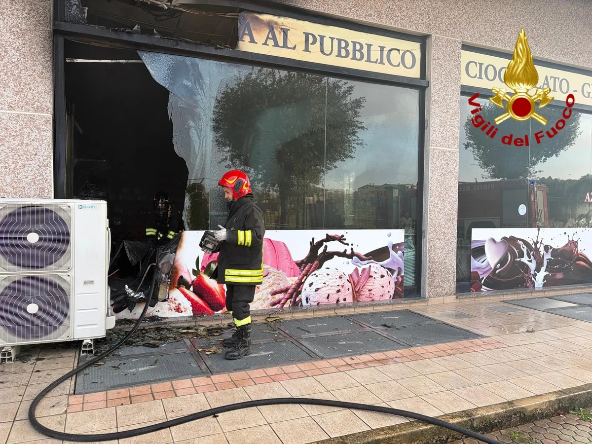 FOTO | Incendio in un’azienda di Giulianova: due persone finiscono in Ospedale
