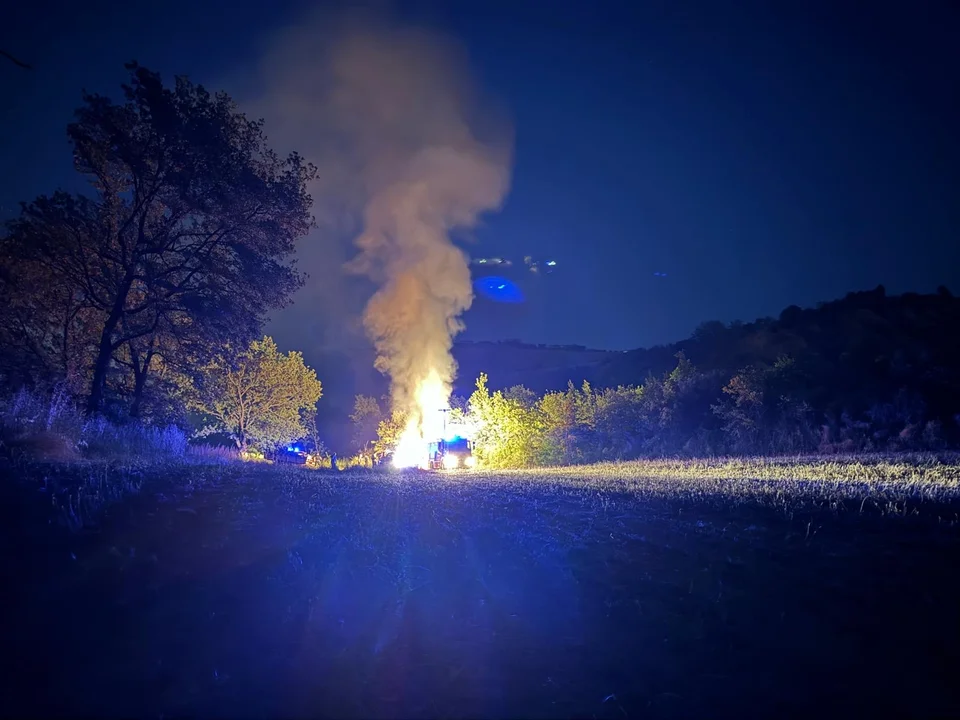 Incendio di rotoballe a Carapollo