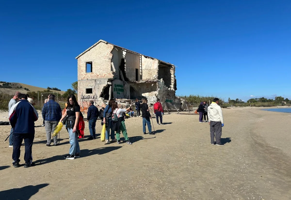 Volontari e utenti di Csm e Centro diurno puliscono il Borsacchio