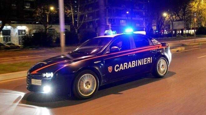 Tortoreto, sorpresa fuori dal centro commerciale con vestiti e trucchi rubati: denunciata