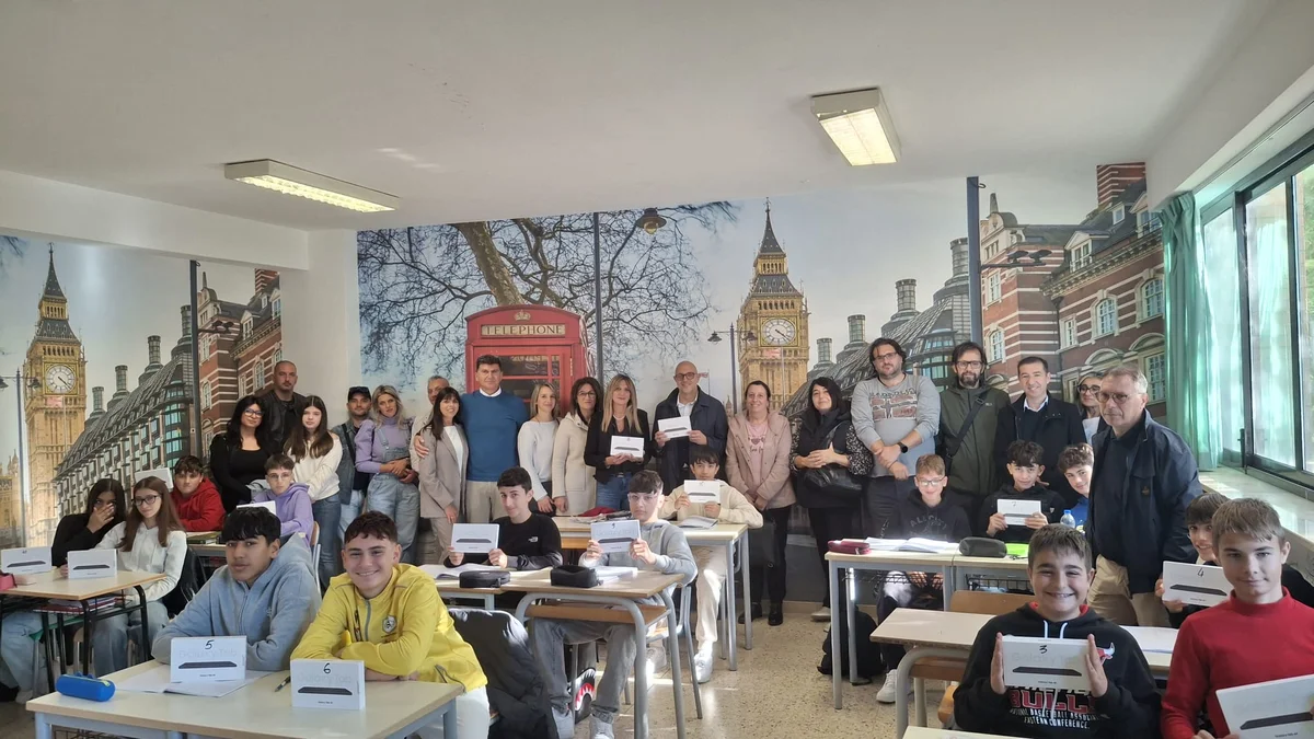 Consegnati 60 tablet di ultima generazione agli studenti del "Pascal-Comi-Forti" di Teramo