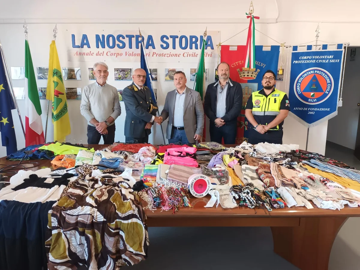 Consegnati al sindaco 200 capi di abbigliamento sequestrati a Silvi la scorsa estate
