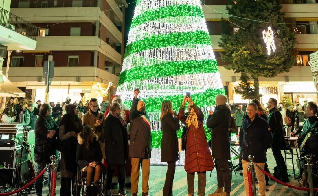 Con l'accensione dell'albero luminoso ha preso il via il Natale di Pineto