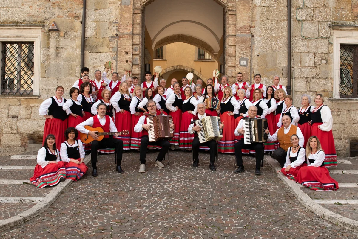 Il Coro Folkloristico “Antonio Di Jorio” di Atri compie 50 anni: domenica il concerto