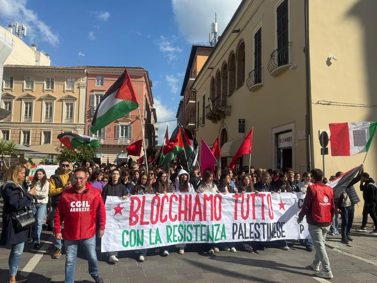 VIDEO | Teramo scesa in piazza per Gaza. D'Alberto: "Rimosso il gemellaggio con Rishon Le Zion"