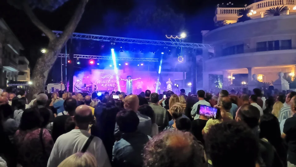 FOTO | I “Dirotta su Cuba” esaltano la terza edizione del “Mazzini Sound” di Alba Adriatica