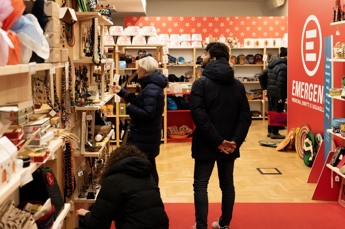 Emergency, apertura negozio di natale a Teramo