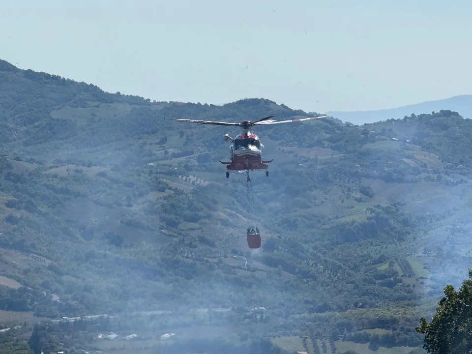 FOTO | Incendio tra Miano e Rapino, in azione l'elicottero antincendio