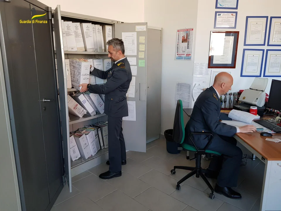 VIDEO | Concussione e falso ideologico: sequestri per 120.000 euro a dirigente medico e altri due indagati