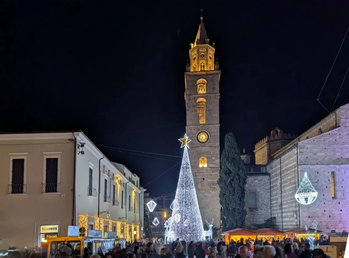 FOTO e VIDEO | A Teramo si accende il Natale