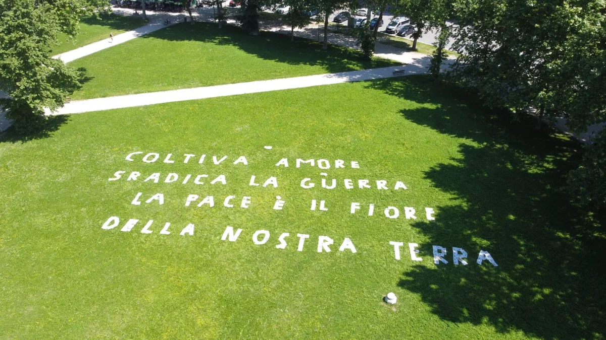 Un messaggio di denuncia lungo 120 metri: Land Poetry approda a Giulianova