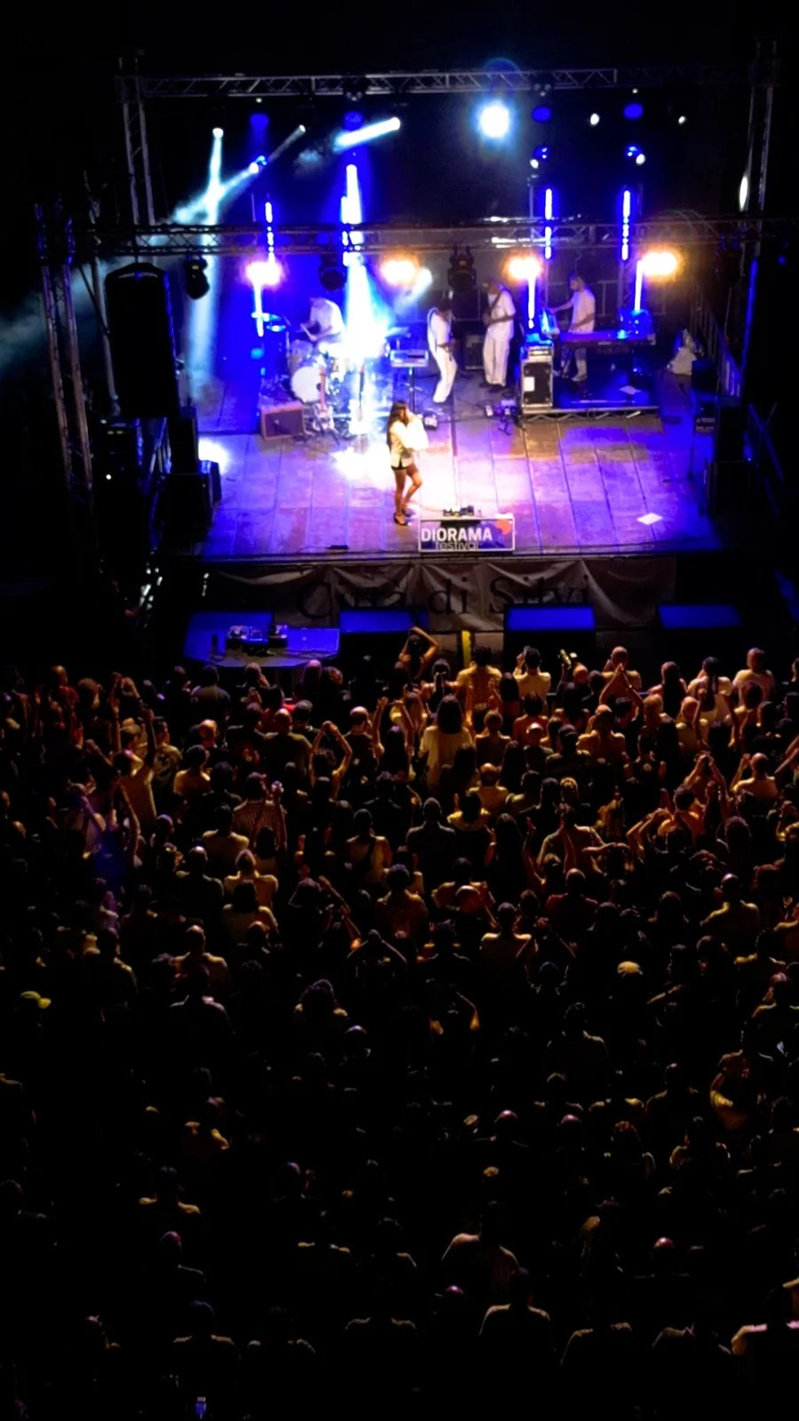 Joan Thiele richiama 3.000 persone in Piazza Marconi a Silvi e lunedì... la Notte Blu