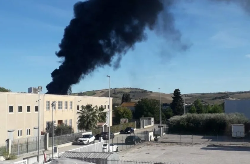 Incendio Kemipol di Scerne, non c'è amianto nel campo sportivo Pinetello