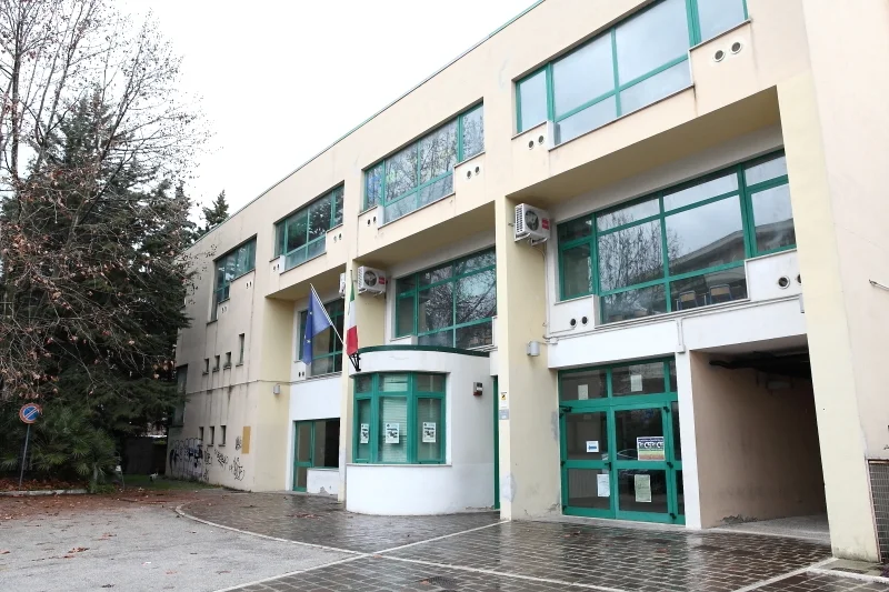 Intossicazioni in un liceo pescarese, chiuso l'Istituto e 6 ricoverati tra docenti e studenti