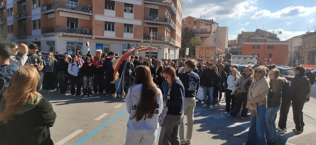 FOTO e VIDEO | Delfico ad un anno dal sequestro: la protesta degli studenti