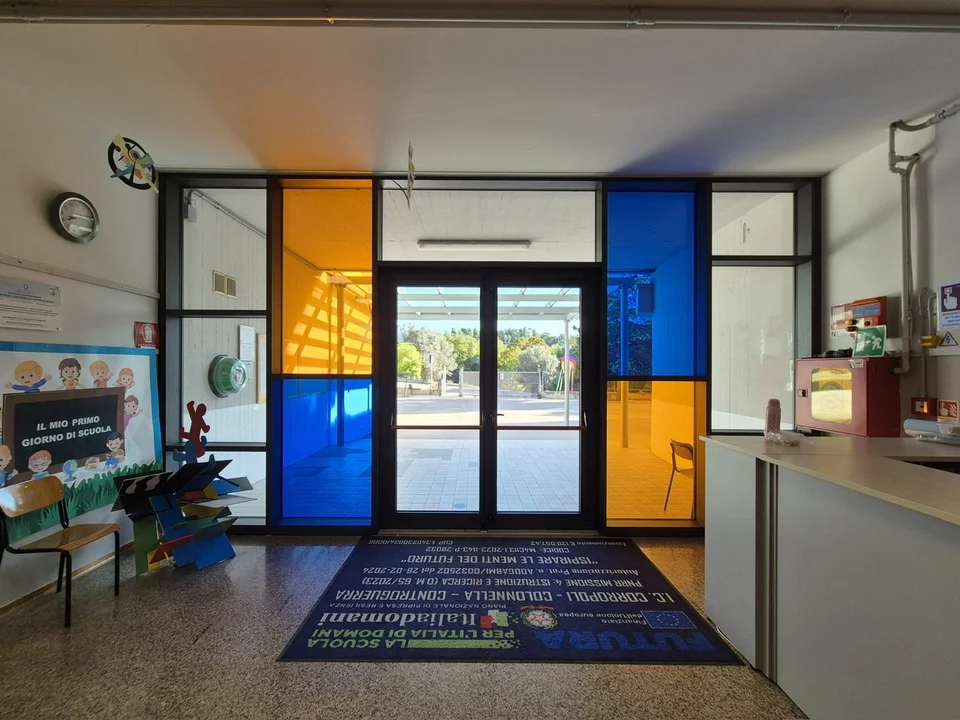 Polo Scolastico Zuccarini, installata una nuova vetrata di ingresso