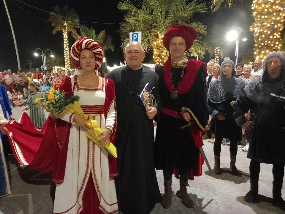 Palio del Barone, Matilde Brandi è la Gran Dama. Le contrade Terranova e Terravecchia alla sfida del drappo
