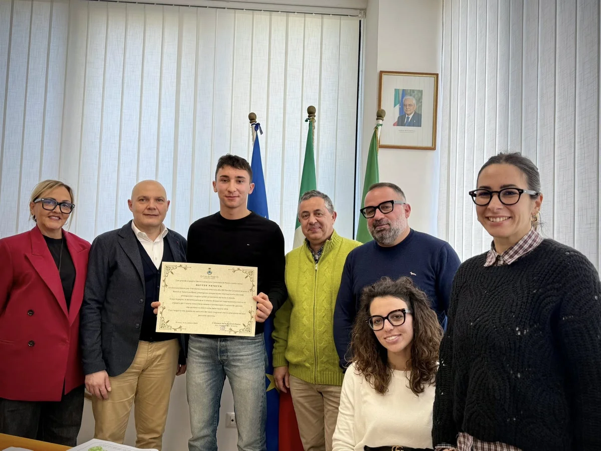 Il centauro pinetese Matteo Patacca omaggiato dal Sindaco e dalla giunta per il recente podio a Tavullia