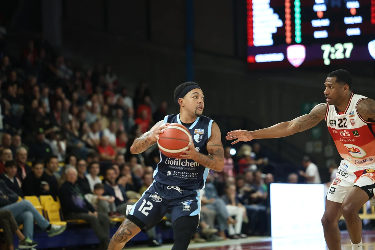 Basket A2, la Liofilchem cede solo nel finale: Rimini vince 85-78