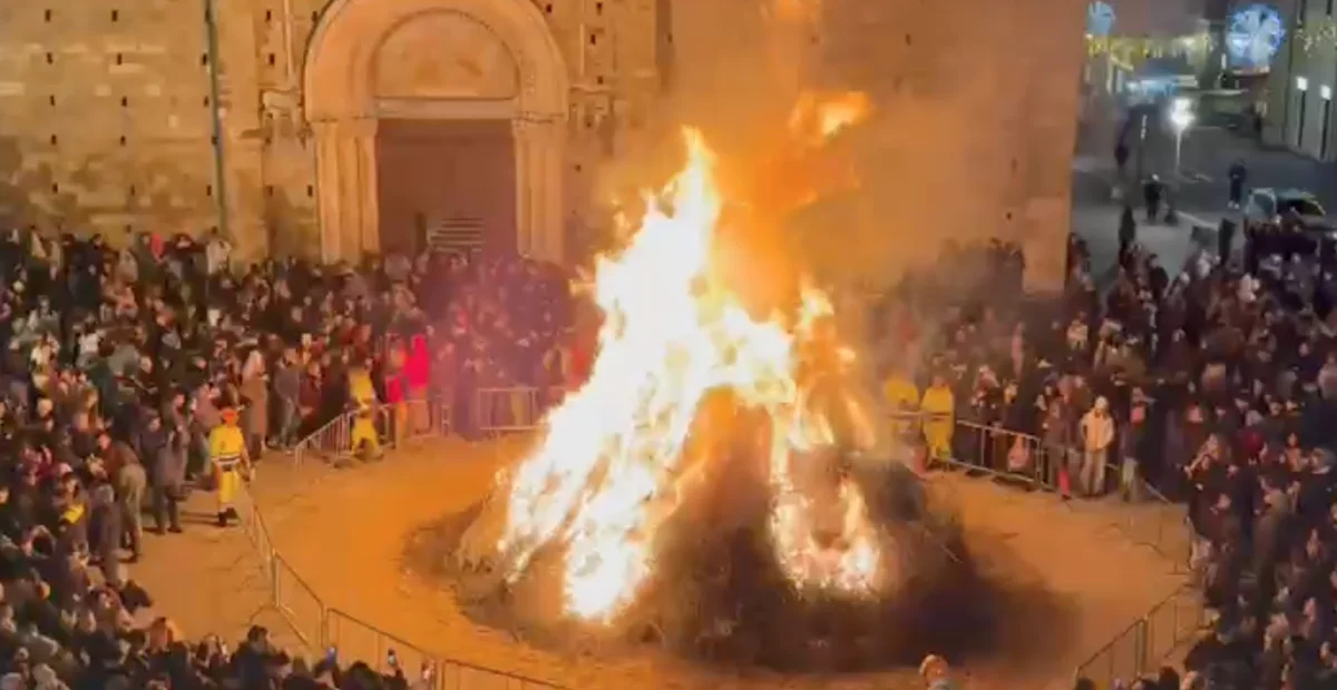VIDEO | Acceso il Fuoco Sacro ad Atri per la Notte dei Faugni