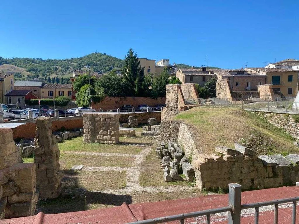 Teatro romano: lavori fermi e incuria