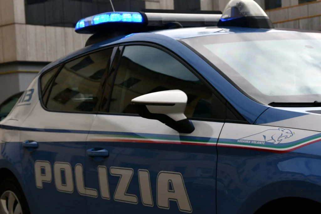 Non si ferma all’alt della pattuglia, scatta l'inseguimento in via Po a Teramo