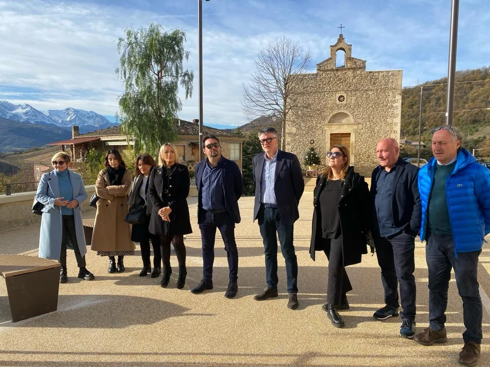 FOTO e VIDEO | Inaugurata la piazza di Frondarola, 300mila euro dal PNRR per la riqualificazione