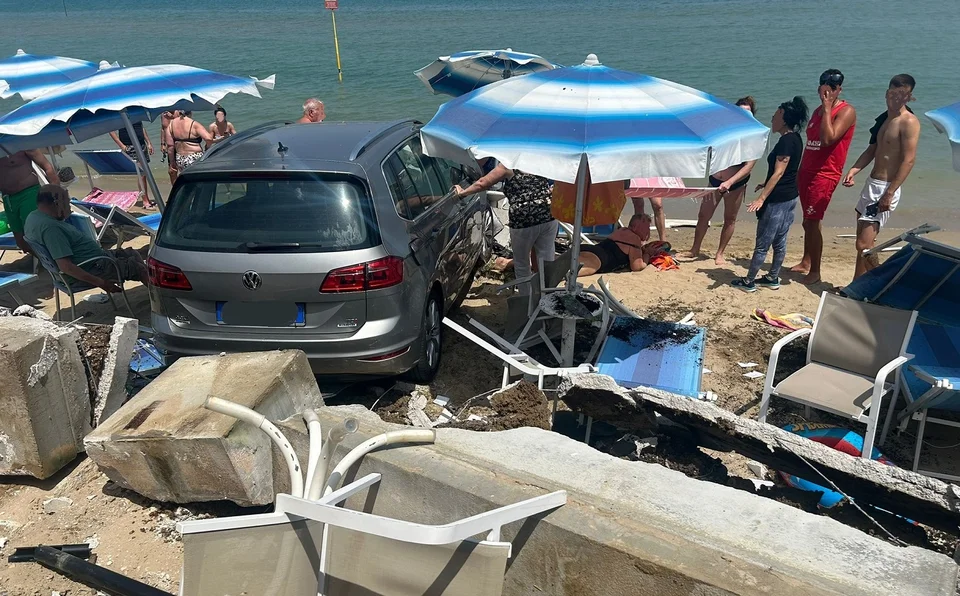 Auto impazzita in spiaggia tra i bagnanti all'Alba Beach