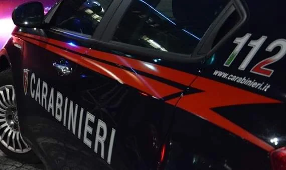 Tenta di fuggire a un posto di blocco a Martinsicuro: in auto ha cocaina e un coltello