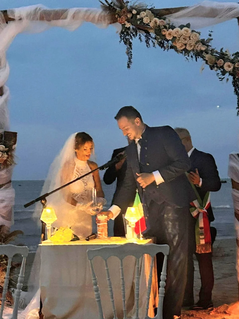 Matrimonio in spiaggia a Roseto degli Abruzzi, celebrato il sogno d'amore di Klaudia e Daniele